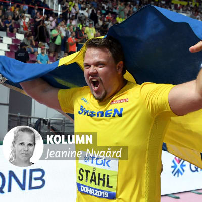 Daniel Ståhl firar med Sveriges flagga i händerna.