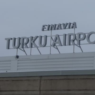 Turun lentokentän kyltti, jossa lukee Finavia Turku Airport.