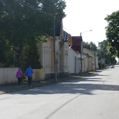 Folk går på gatan i Kaskö.