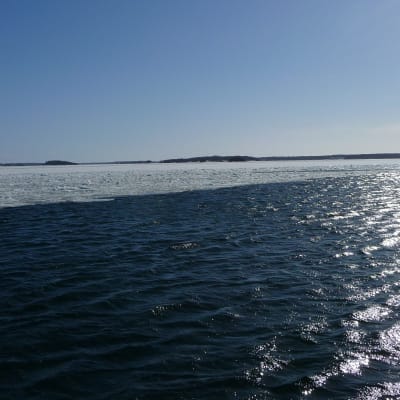 Det syns is och öppet vatten på Skärgårdshavet.