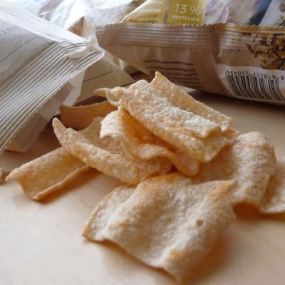 Snacks ligger utspridda på ett bord. 