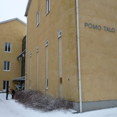 Pomo-huset utifrån