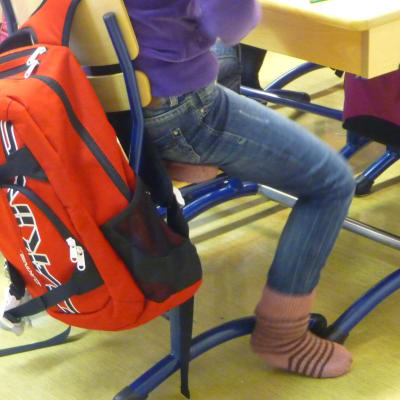 Skolväska i skolan.