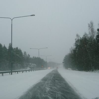 En motorväg med mycket snö på.