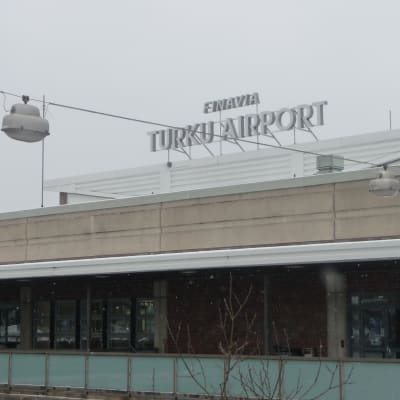 Fasaden på Åbo flygplats. På taket står skylten Finavia Turku Airport