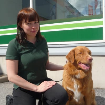 Johann Rosendahl öppnar Finska Terapihundskolan hösten 2014. Här med hunden Tellus.