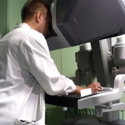 Läkare använder robot vid operation
