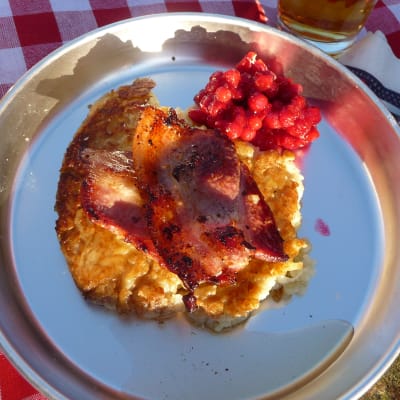 Rösti med stekt fläsk och rårörda lingon