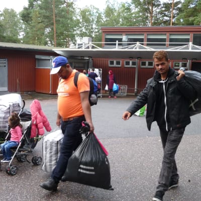 Asylsökande i lägergården Heinänokka.