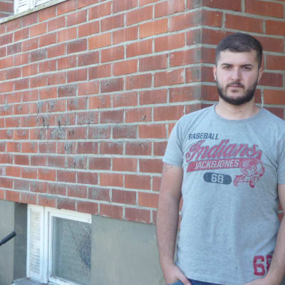 Irakiern Amir står utanför sitt boende i Kristinestad.