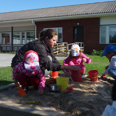 Barnwskötare Emma Westerlund bakar sandkakor med dagisbarnen.