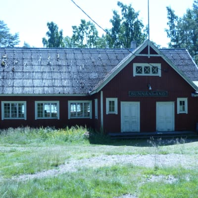 Rött gammals föreningshus Sunnanland på Högsåra i Kimitoön.