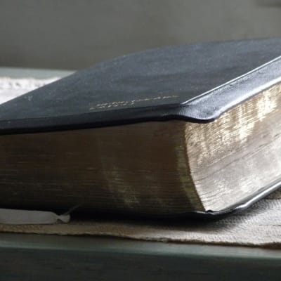 Bibeln på ett bord