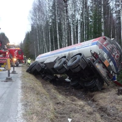 Tankbil i diket på Skrattnäsvägen