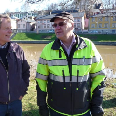 Bo-Johan Johansson och Håkan Gröndahl med gamla bron i Borgå i bakgrunden