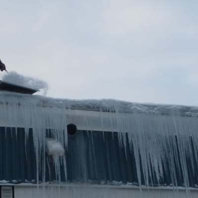 snöarbete på tak