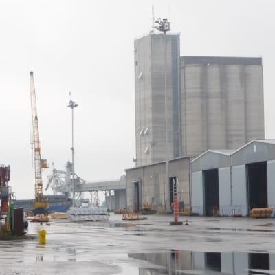 Silon i Lovisa hamn med fartyg i kajen