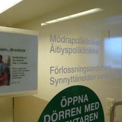 Dörren till mödrapolikliniken och förlossningsavdelningen vid Vasa centralsjukhus.