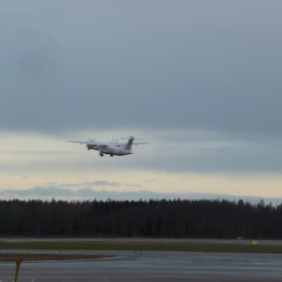 Första officiella Flybeflyget från Vasa till Tallin lyfter utan problem.