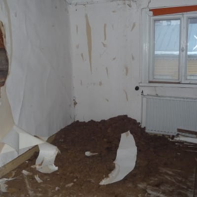 Stora högar med takinnehåll på golvet visar att det finns en del att ta i tu med i Club 25-huset.