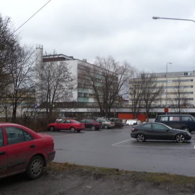På parkeringen mellan Rådhusgatan och Bondegården byggs ett nytt hus, som också hör till Folkhälsans allaktivitetskomplex.