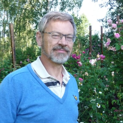 Michael Luther vid sin rosenträdgård
