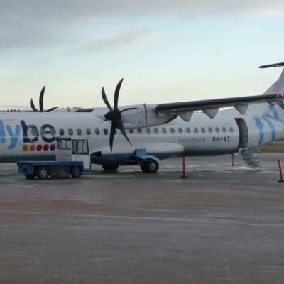 Passagerare på väg till flygplan på Vasa flygfält.