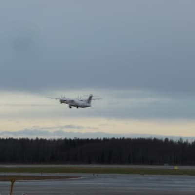 Flygplan som lyfter från Vasa flygplats.