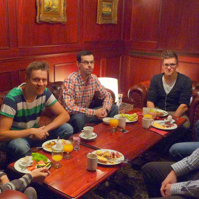 Markus Nylund, Niklas Leinonen, Stefan Norrgård, Jens Lindstedt och Simon Smeds deltog i Folkhälsans pappafrukost