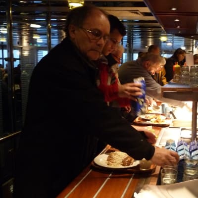 Passagerare i restaurangen på Wasa Express.