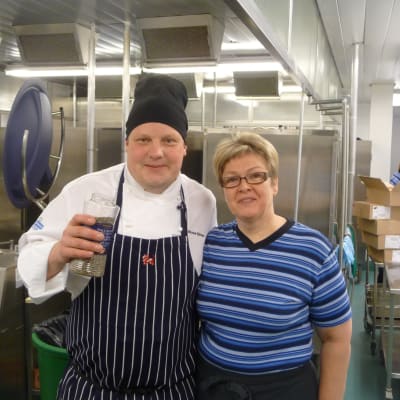 Kocken Michael Björklund och Kosthållsföreståndare Lilian Norrgård i Korsholm