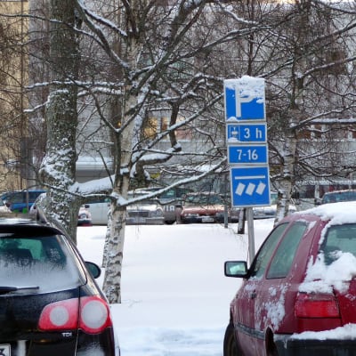 Parkeringen vid huvudbyggnaden vid VCS är tidsbegränsad