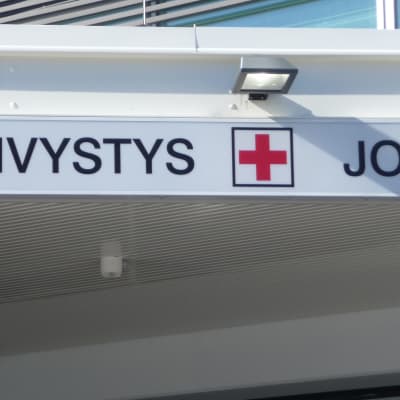 Skylt med päivystys jour på.