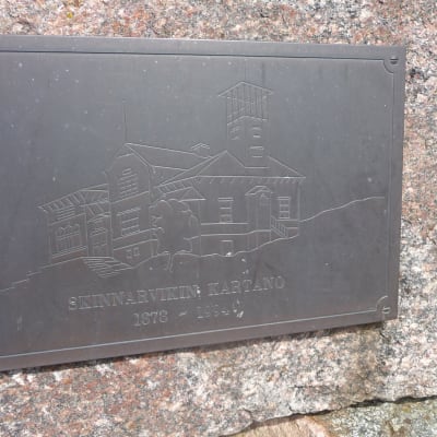 Minnesplatta över Skinnarviks herrgård. Militären brände ner herrgården 1994 eftersom den var i dåligt skick.