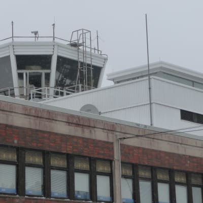 Flygledningstornet på Åbo flygplats.