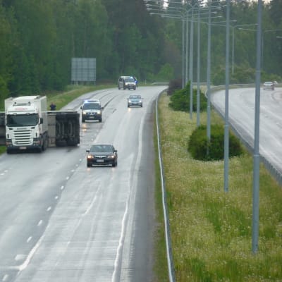 Långtradare i diket vid motorvägen i Vasa