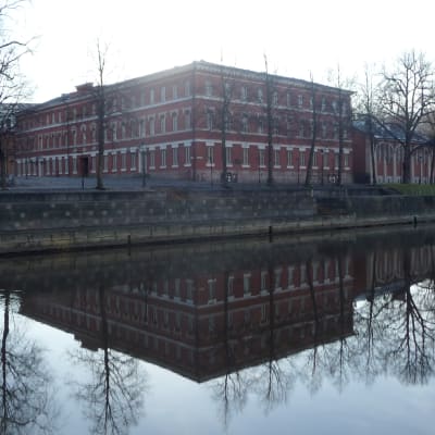 Katedralskolan i Åbo ligger invid Aura å.