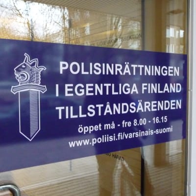 Skylt med informaton om öppettider på polishusets dörr i Åbo. 