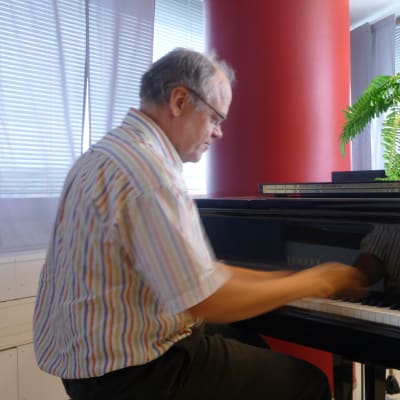 Ulf Långbacka spelar på en flygel
