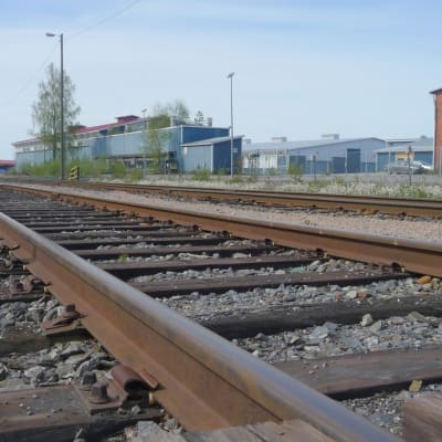 Järnvägsspår som leder till Kaskö hamn.