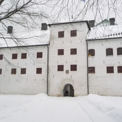 Åbo slott med sin vitrappade förborg i vit snöskrud.