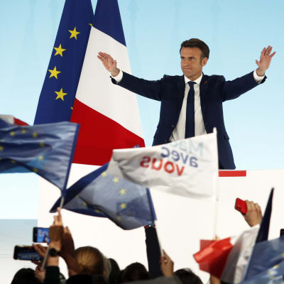 Emmanuel Macron pitämässä voittopuhettaan.
