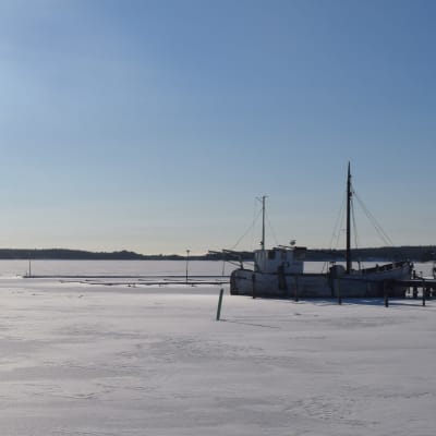 Solig vinterdag i Ingå småbåtshamn.