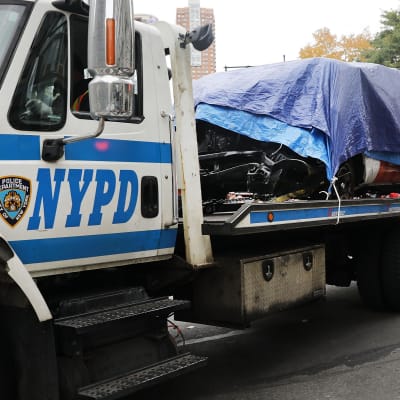En lastbild från New York-polisen forslar bort bilen som gärningsmannen använde vid terrordådet i Manhattan.