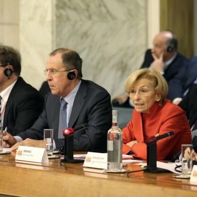 Konstantin Kosatšev, Venäjän ulkoministeri Sergei Lavrov ja Italian ulkoministeri Emma Bonino.