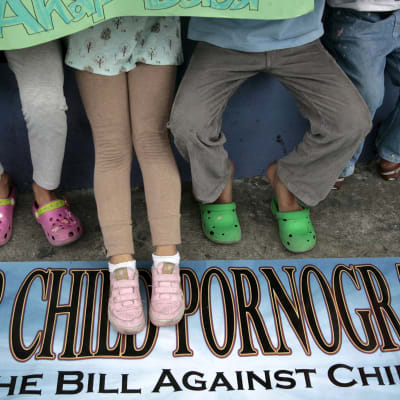 Barn deltar i en demonstration mot barnpornografi i Manila, Filippinerna i februari 2009