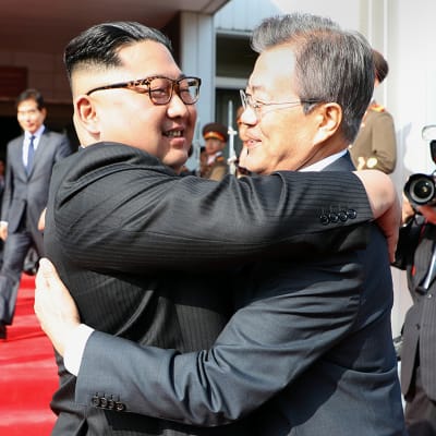Kim Jong-un kramar Moon Jae-in under det andra toppmötet mellan ledarna.