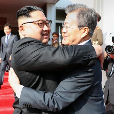 Nordkoreas ledare Kim Jong-Un och Sydkoreas president Moon Jae-In träffades den 26 maj i stilleståndsbyn Panmunjom. Det var deras andra mötet inom en månad i Panmunjom
