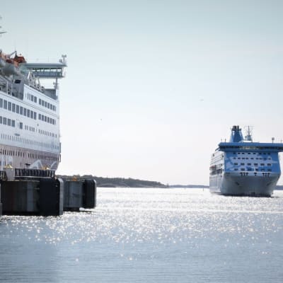 Sverigebåtar vid Mariehamns hamn i april 2021.