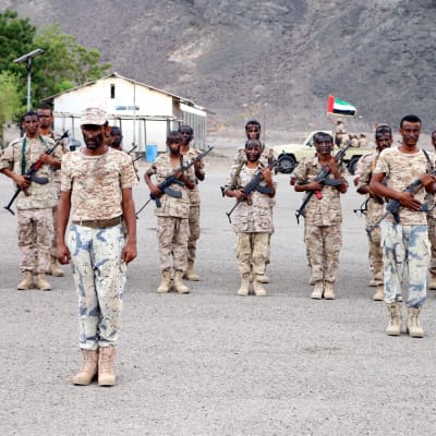 Rebeller och jihadister angrep regeringsstyrkor i Aden i två olika attacker som krävde över 40 dödsoffer